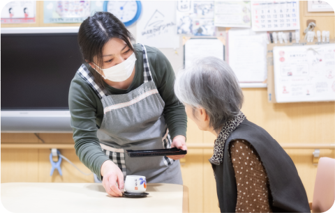 グループホームお城下の介護スタッフがケアをする様子